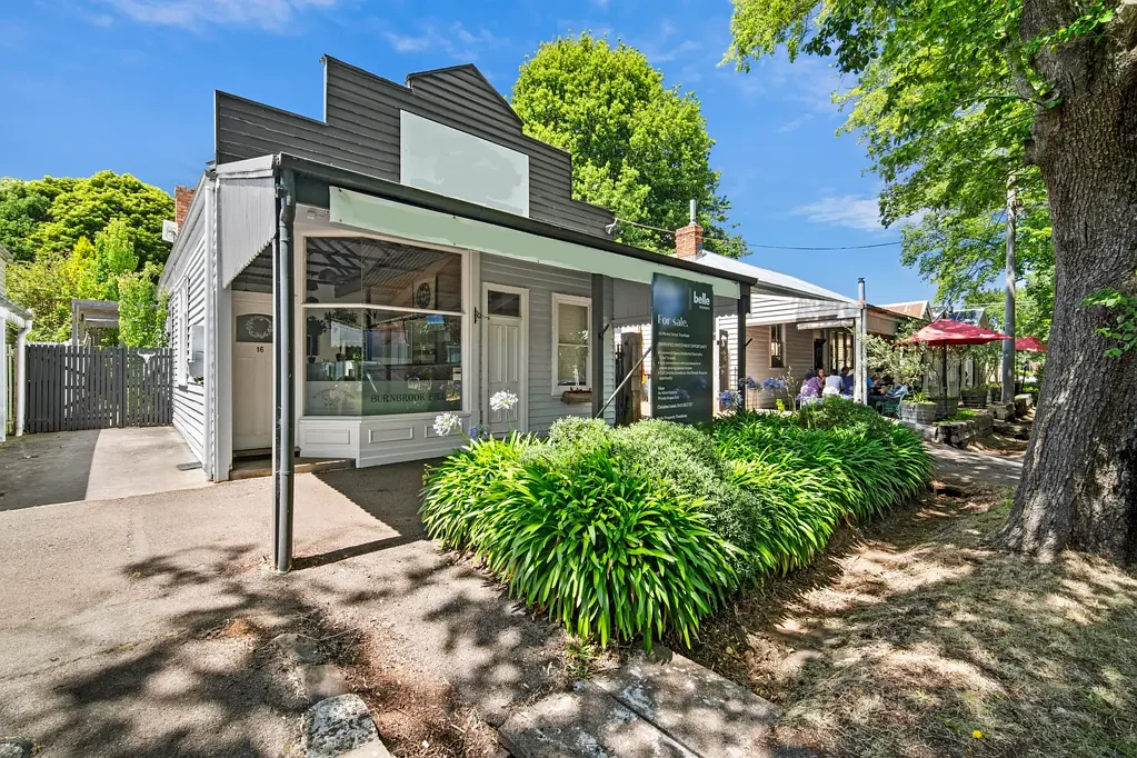 Trentham 1ห้องนอน A Unique Three-In-One Opportunity: Commercial, Residential and Development Potential