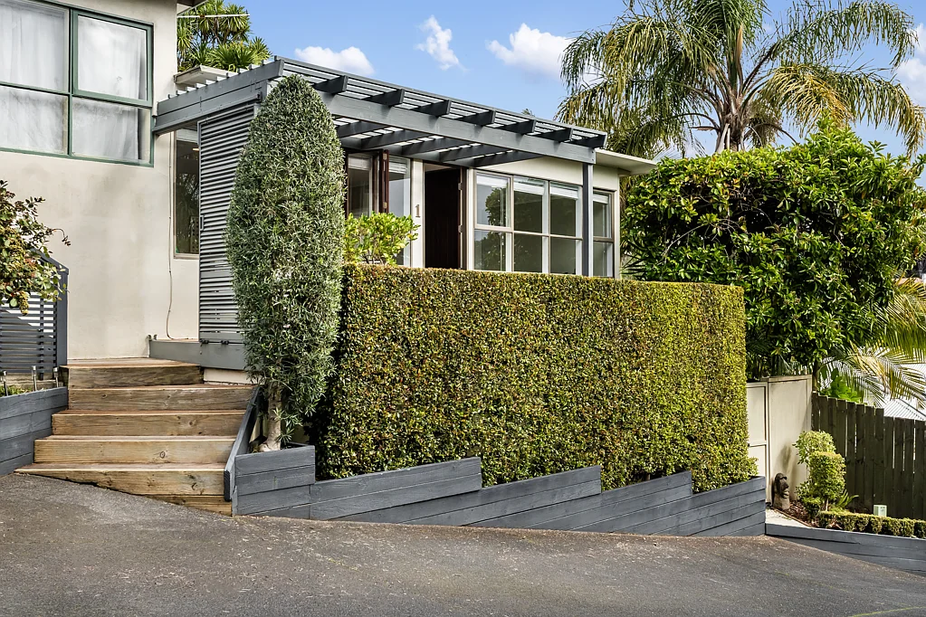 Remuera 2Moenga Lazy Sundays Sitting in the Sun - DGZ