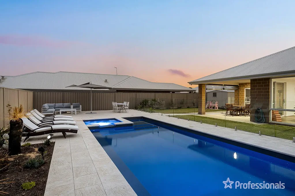 Dawesville 4房  ENCHANTING BEACHSIDE BEAUTY WITH RESORT INSPIRED POOL
