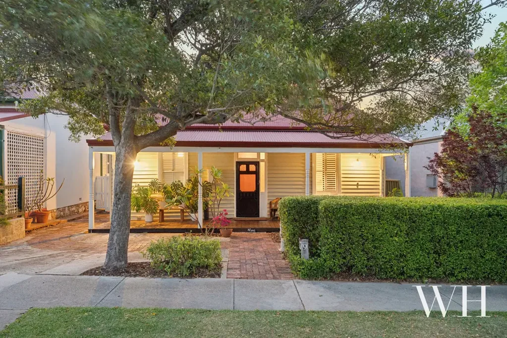 Beaconsfield 4房  Classic Character Reimagined: Timber, Light & Studio Delight