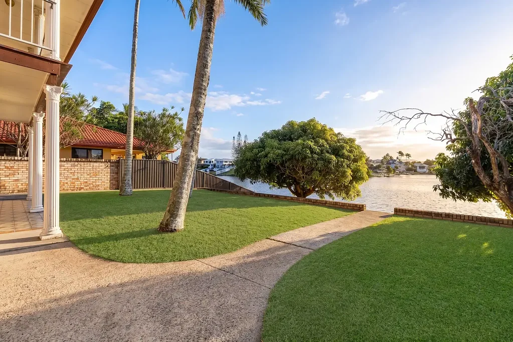Dalveen 6房  Prime Waterfront Opportunity: Exceptional Renovate or Rebuild Potential