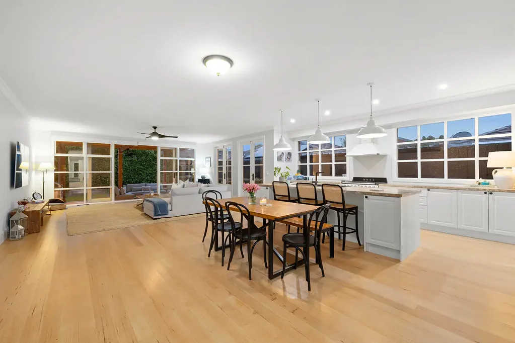 Mentone 4ਬੈੱਡਰੂਮ Family-Sized Beauty in Sought-After Locale