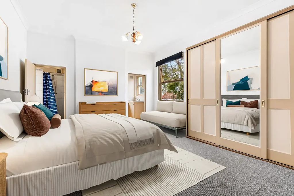 Spacious studio positioned in the heart of Annandale