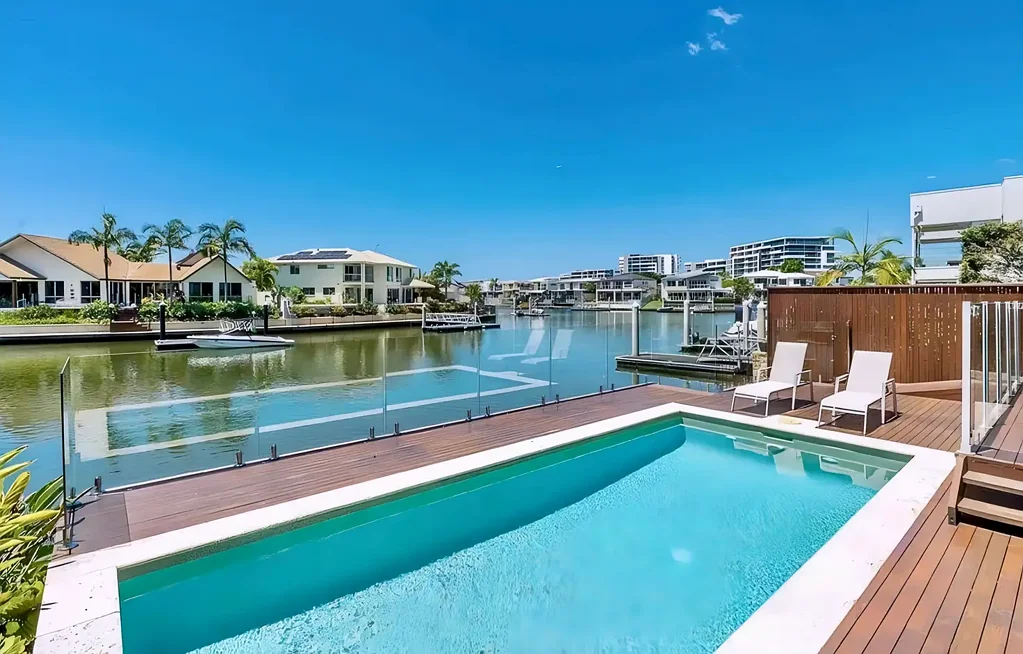 Biggera Waters 4બેડરૂમ Luxury Living from Front Door to Water's Edge