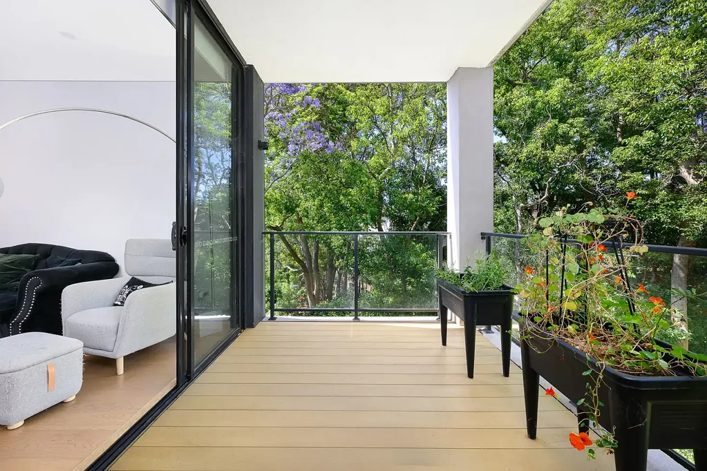 Pymble 2chambre Tranquil leafy outlook from quiet East Side, walk to rail location