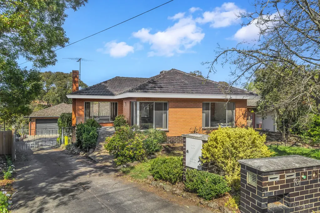 Mount Waverley 4침실 SUBSTANTIAL LIVING, ROCK-SOLID CONSTRUCTION & INCREDIBLE VERSATILITY