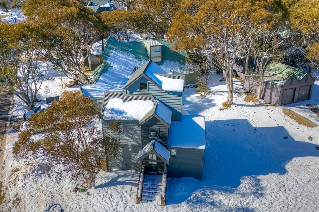 Dinner Plain 3房  Immaculately presented Chalet, being sold with vacant possession for the 2025 ski season.