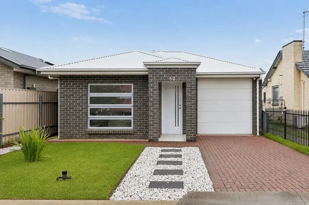 Blair Athol 3 Bedroom Spacious First or Family Home with Crisp Modern Appeal