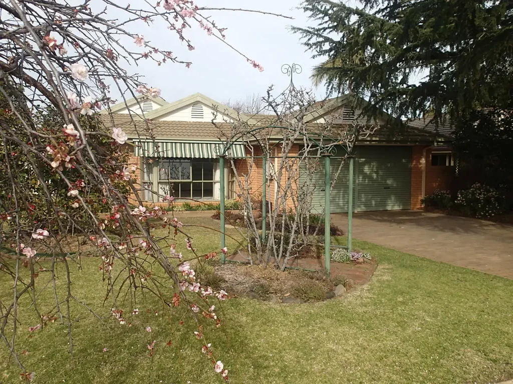 Corowa 4 Bedroom REDUCED: QUALITY RESIDENCE IN THE EVER POPULAR BERYL DRIVE COROWA