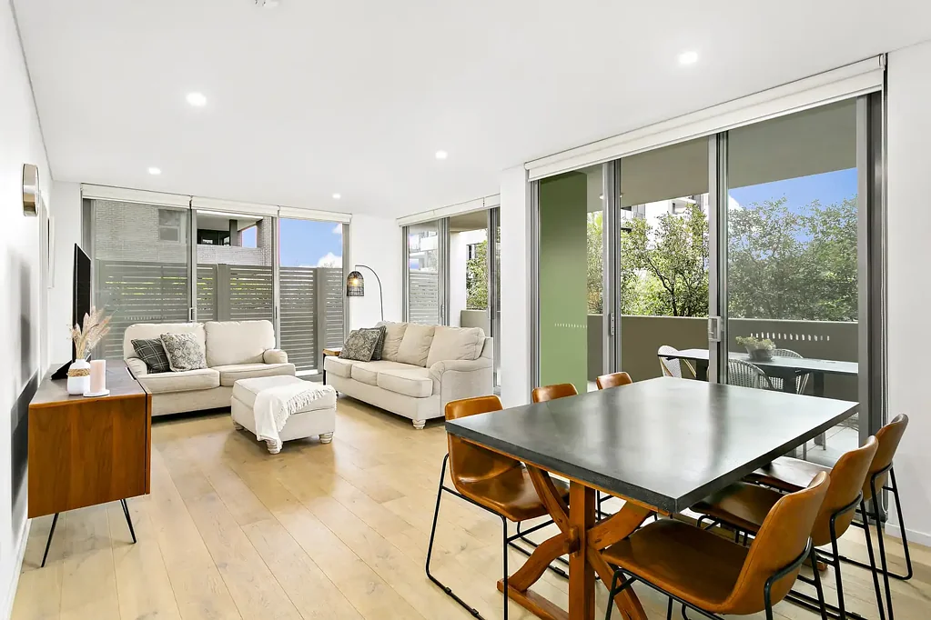 Wollongong 2 Slaapkamer Light-filled urban entertainer approx. 450m walk from City Beach