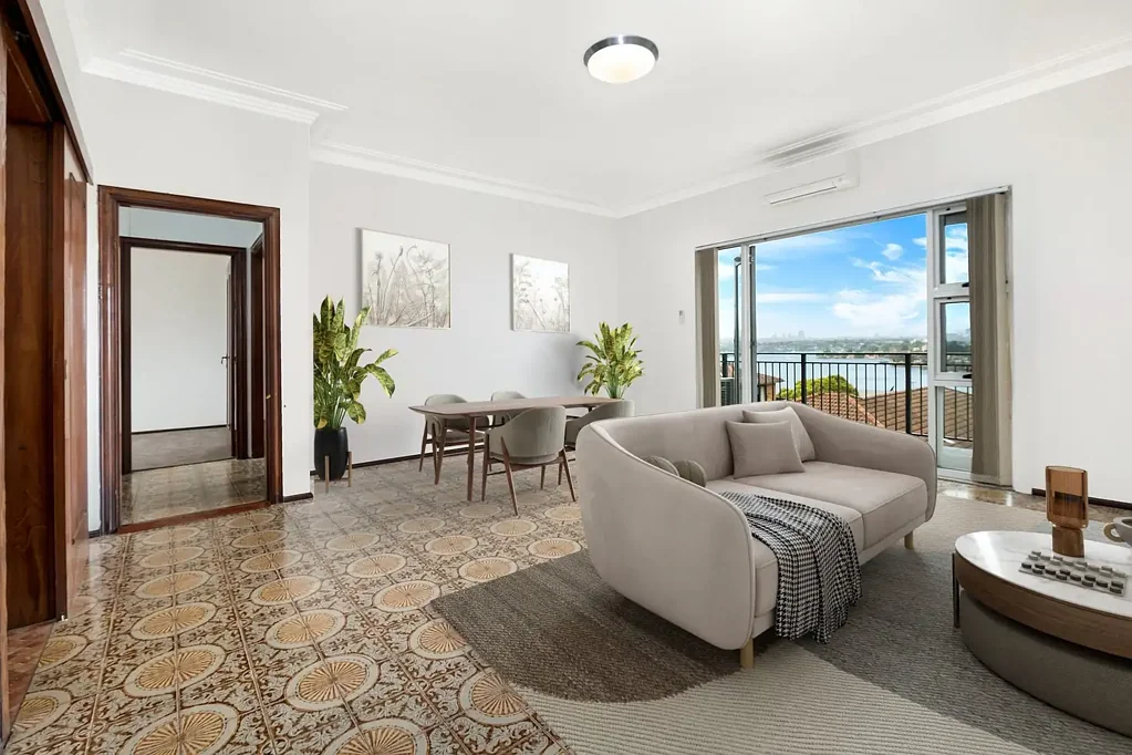 Top-floor apartment with spectacular water & city views