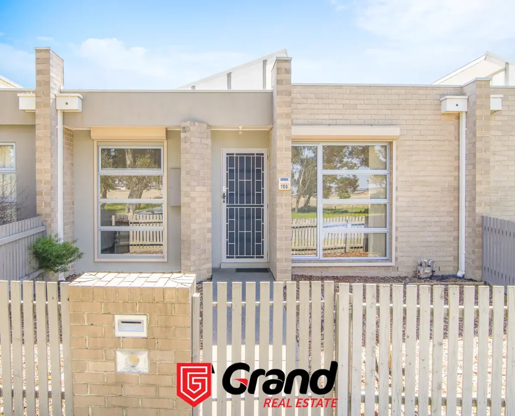 2 BEDROOM PLUS STUDY WITHIN WALKING DISTANCE TO LYNBROOK RAILWAY STATION !