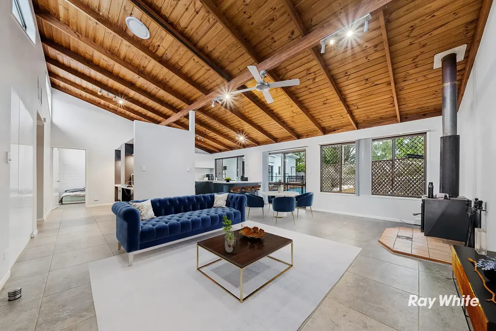 Daisy Hill 5 Slaapkamer Fully Renovated Monumental Home | Dual Living with Self Contained Pool House | Walk to JPC