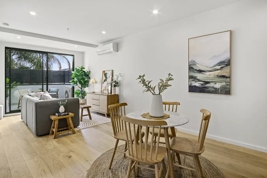 Bentleigh 2Kwarto Indoor-outdoor ease with a lifestyle edge and palm tree outlooks