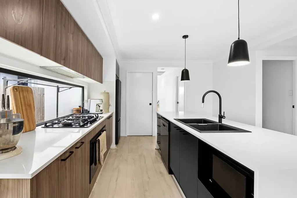 Palmview 4બેડરૂમ Stylish Family Living in the Heart of Village Green - REF: 4492