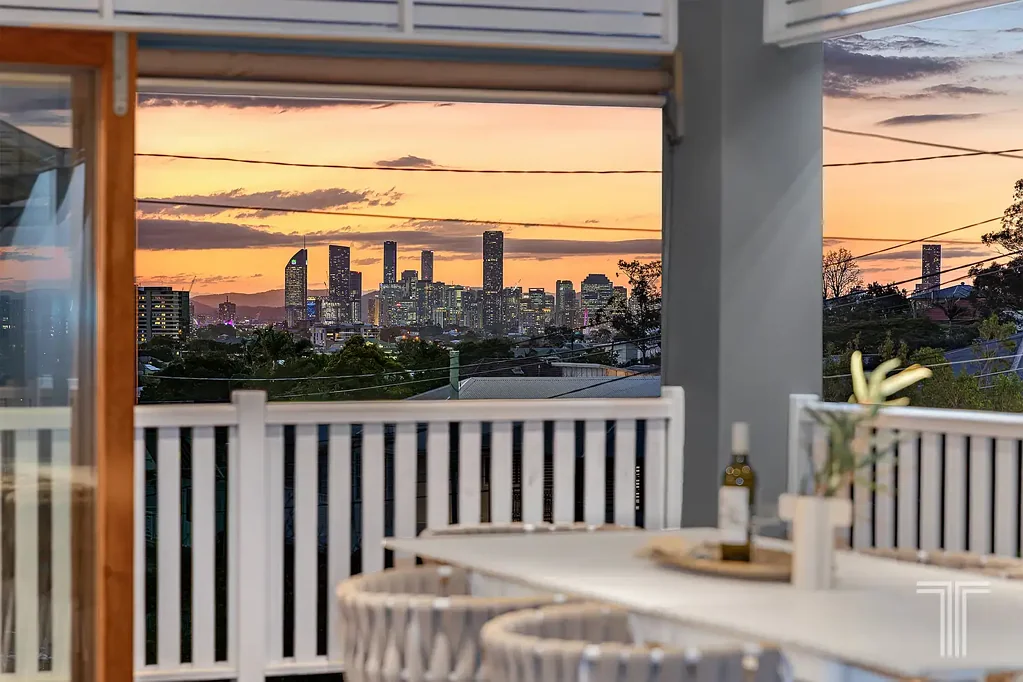 Coorparoo 5房 城市景观。日落娱乐。卓越的家庭生活。 City Views. Sunset Entertaining. Exceptional Family Living.