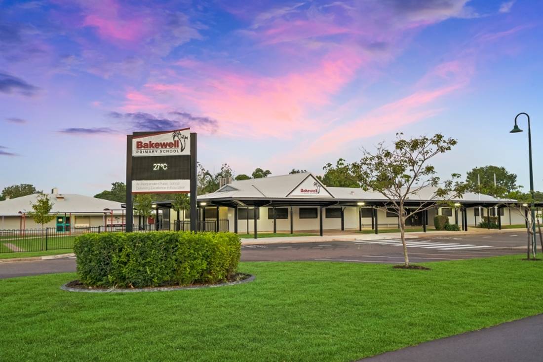 bakewell 2房 unit with more car parks then a house