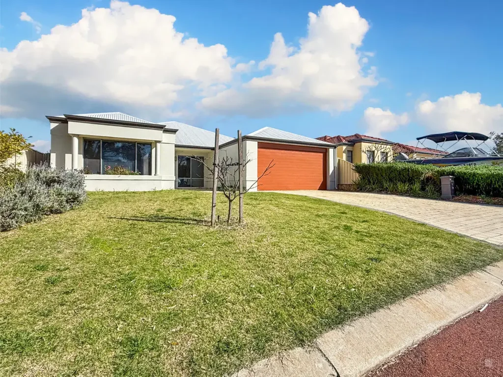 Spacious Family Living in the Heart of Lakelands