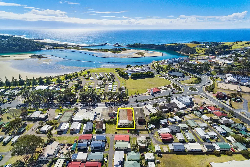 Renovated 4 Bed Property with electricity/water included!
Centrally located on the Flat in Narooma!