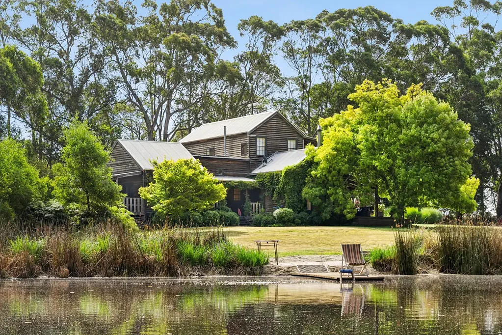 Trentham East 3 Bedroom Antonia - Architecturally Designed Hideaway in a Magical Forest Setting
