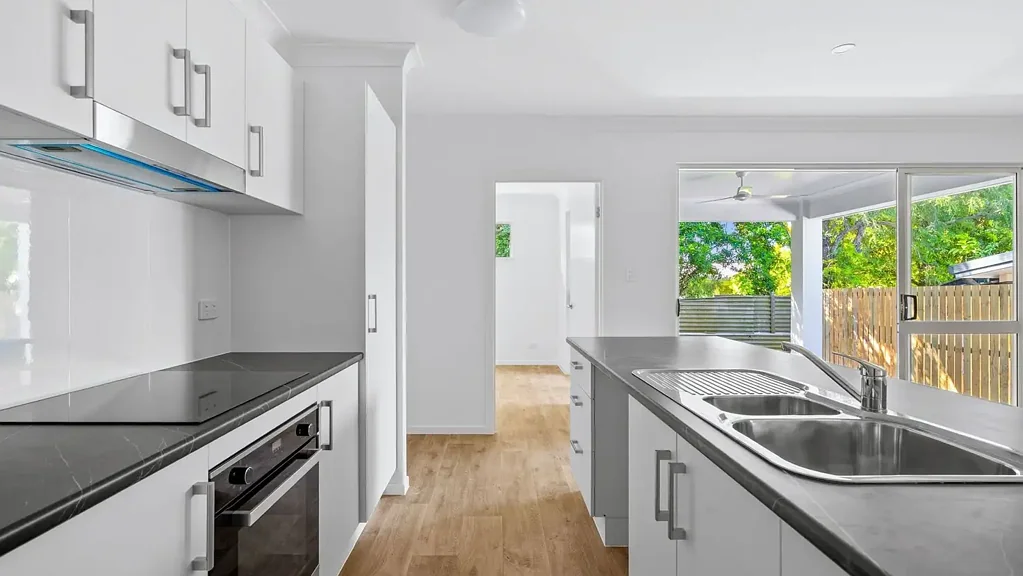 Mooroobool 3房  BRAND NEW...HOME APPROXIMATELY 5 KM TO THE CBD