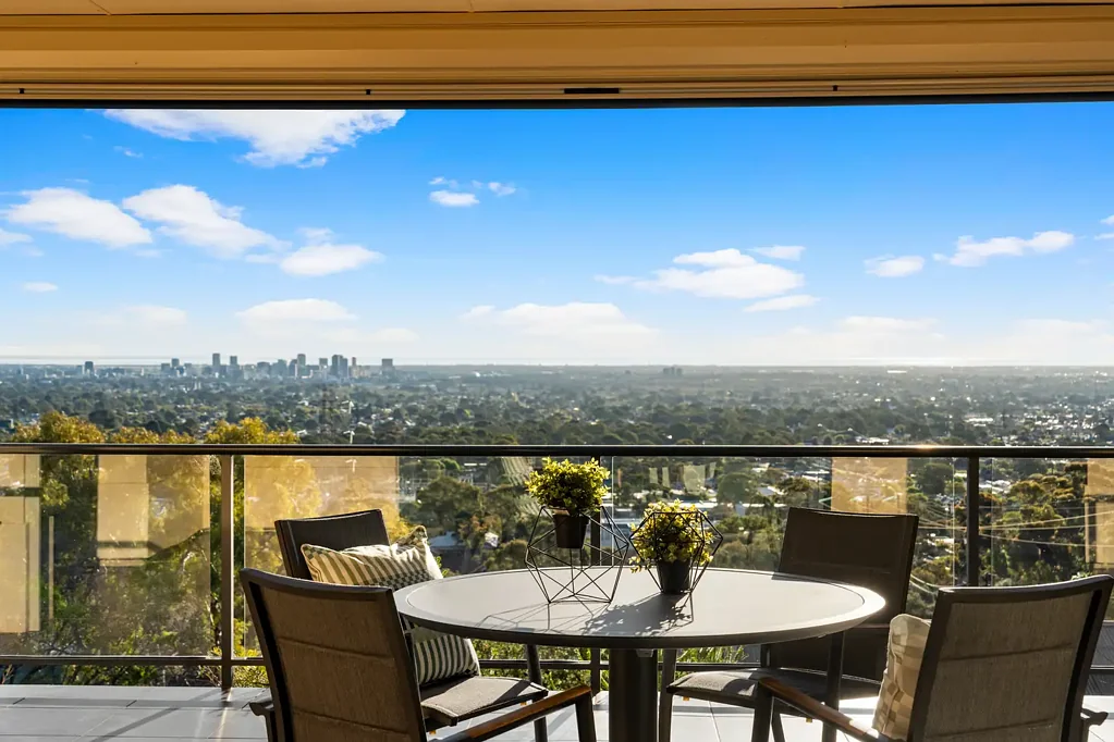 Teringie 4બેડરૂમ Elevated Foothills Living with Breathtaking City-to-Coast Views
