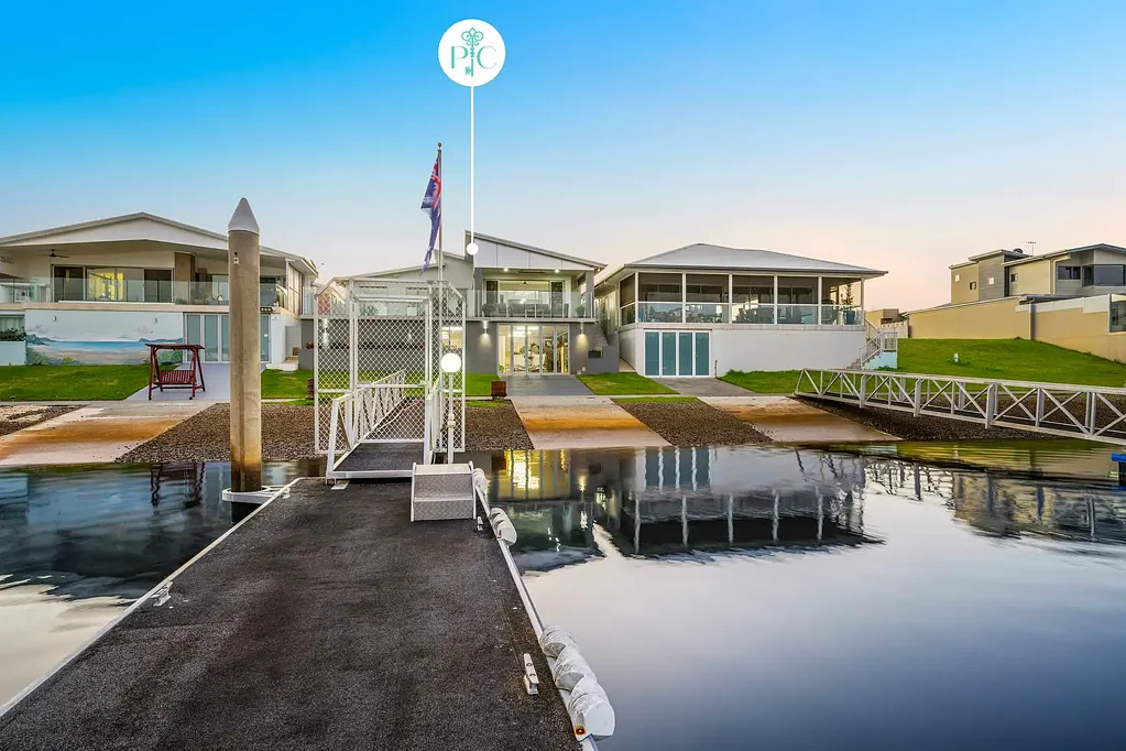 Port Macquarie 4房  Stunning Deep Waterfront Retreat for Entertaining & Leisure