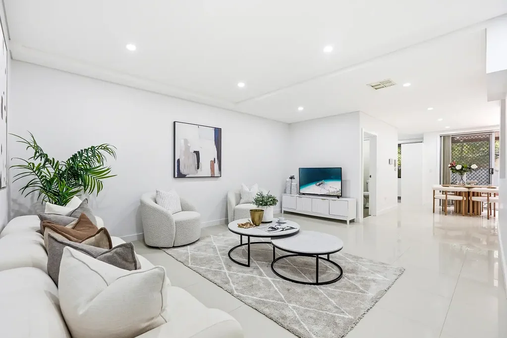 Wentworthville 3 Slaapkamer Exceptional 239sqm Double-Brick & Concrete 3-Bedroom, 3-Bathroom, 1-Car Townhouse Offering House-Like Proportions
