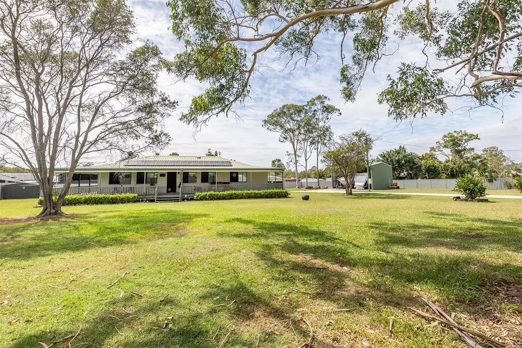 Caboolture 3બેડરૂમ "Springfield" - "Charming Queenslander Home - Your Perfect Slice of Suburban Paradise!"