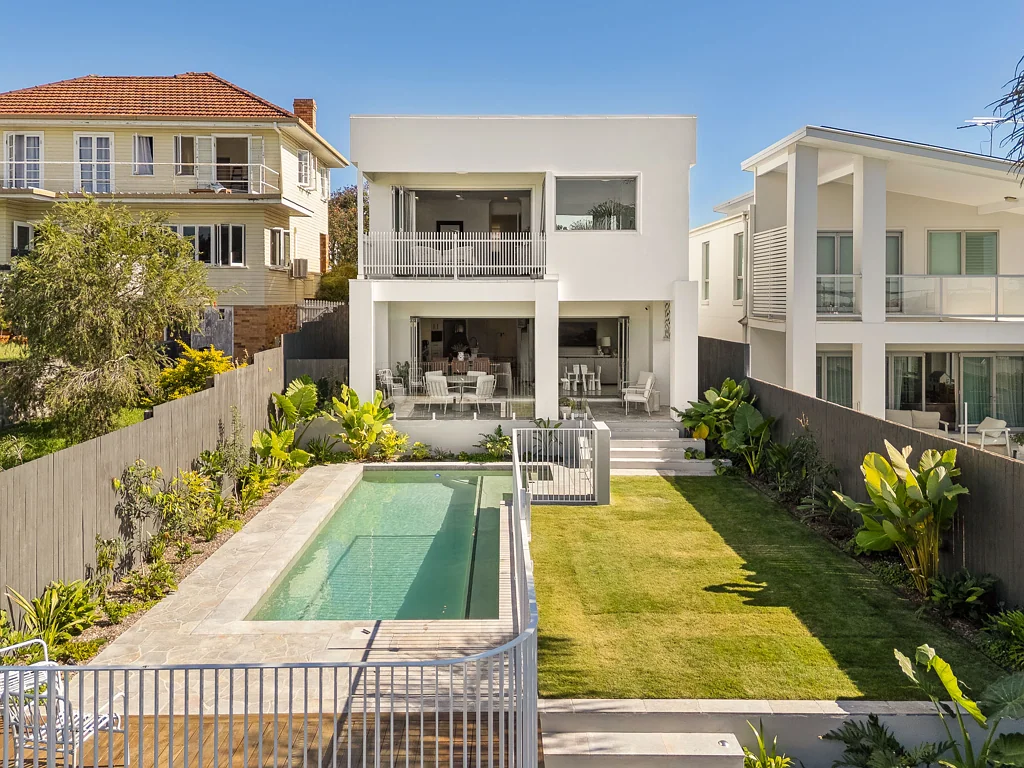 Balmoral 5Phòng ngủ Modern Family Living with Stunning Views!