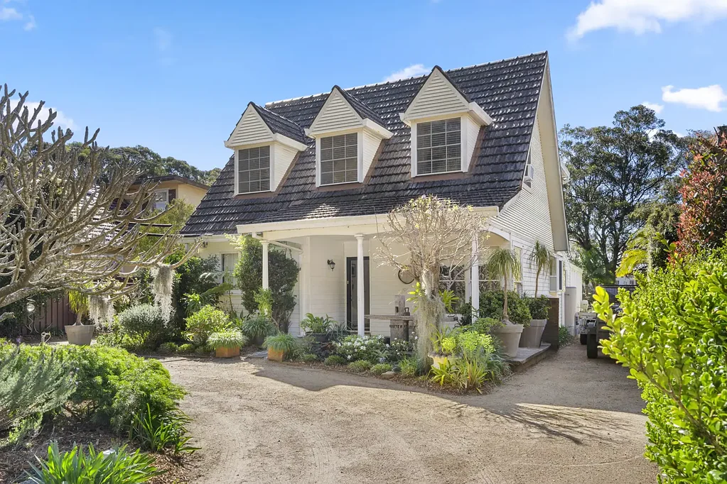 Caringbah South 4房  Character Home with Development Potential