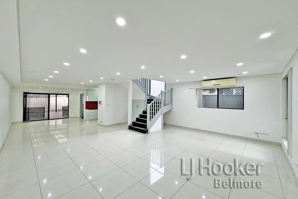 Spacious Four Bedroom Duplex in the Heart Of Greenacre!