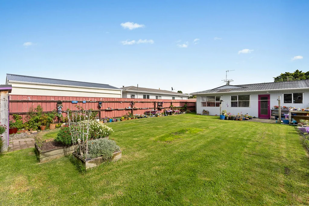 Paraparaumu 3ห้องนอน Tidy Outside.  Potential Inside.