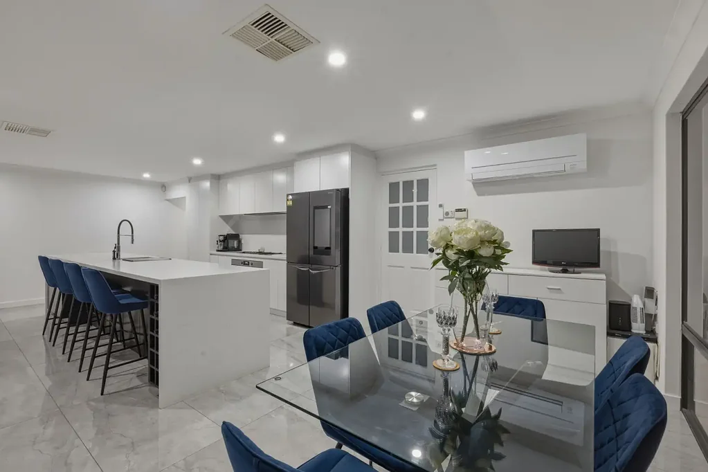 Clarkson 4chambre Contemporary Family Living with Poolside Appeal in a Prime Clarkson Setting