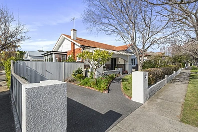 Balaclava 3房 双面优雅，带朝北花园和卓越的建筑设计 Double-Fronted Elegance with a North-Facing Garden & Architectural Brilliance