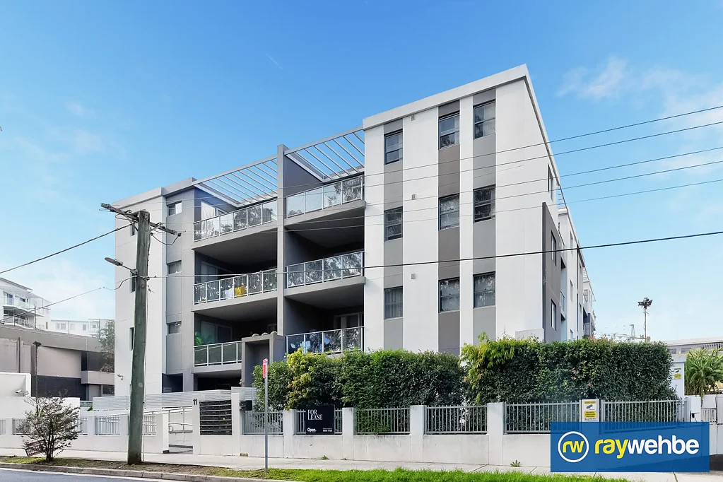 Toongabbie 2房 Toongabbie地段抢手，首次置业者首选！两宽敞卧室，主卧套间，现代厨房，私人阳台，安全停车位。步行至火车站、商店、学校。投资或自住，绝佳选择！ Stylish Modern Apartment in Prime Toongabbie Location!