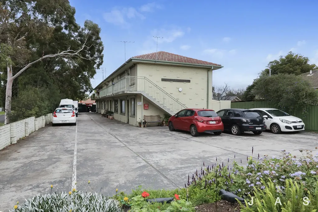 Low-Maintenance Living Close to Parks & Transport
