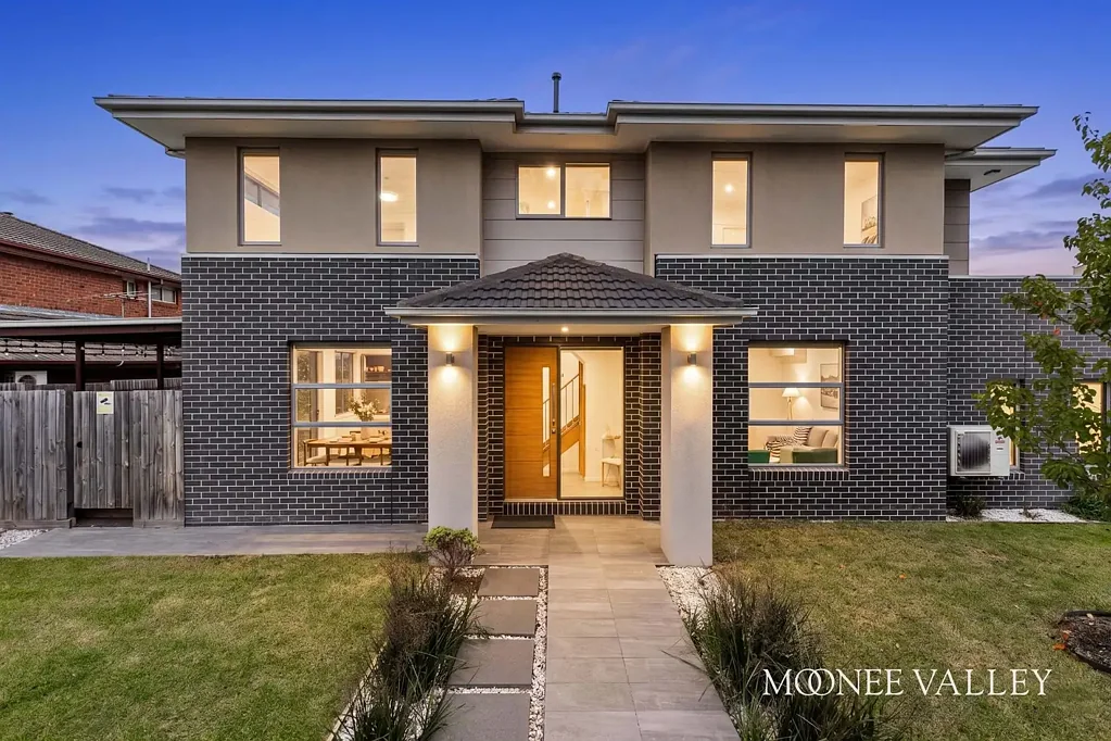 Avondale Heights 3房 Avondale Heights中心地 285sqm宅地 大三卧套房 独立临街面 Bosch厨房 私密后院庭院 双车库 低维护设计 MODERN FAMILY LIVING WITH DOUBLE GARAGE