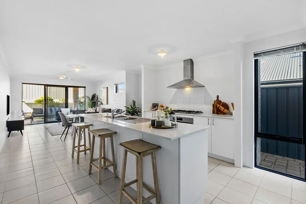 Banksia Grove 3房  Contact Tom Voyce for Private Viewing