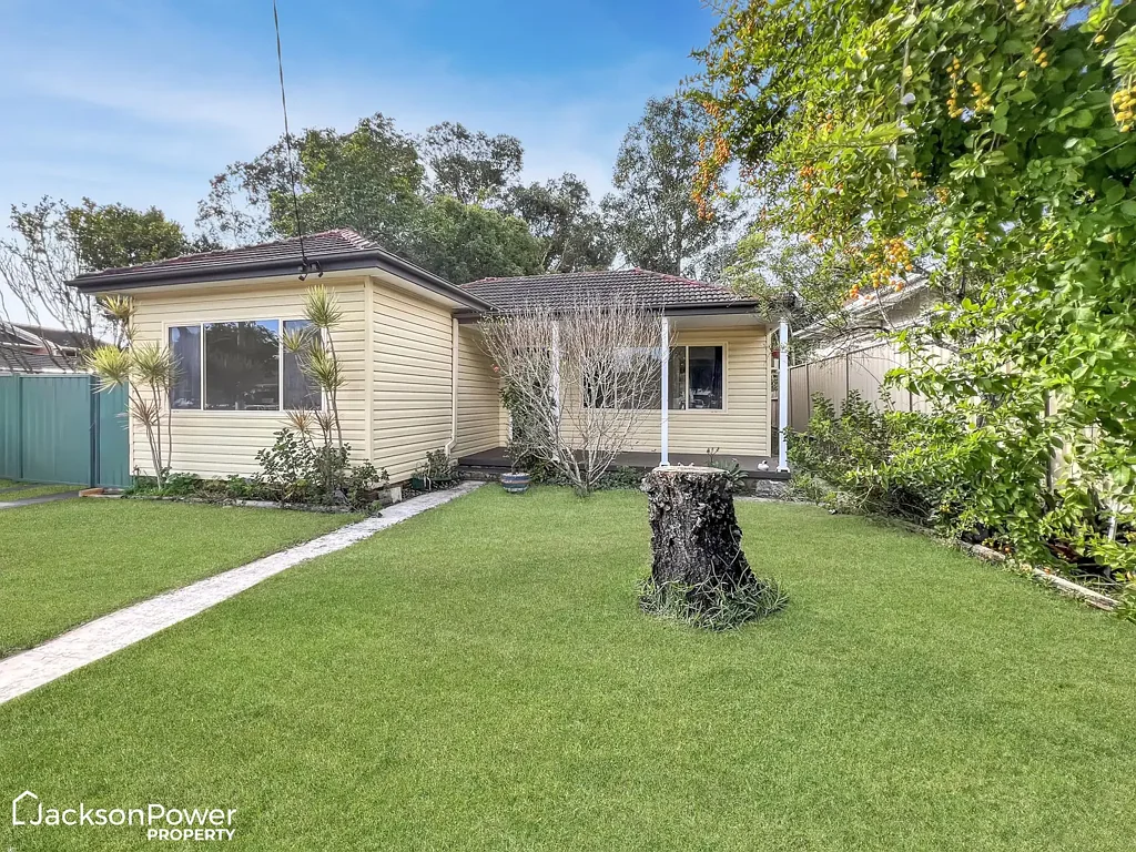 Woy Woy 5房  Spacious Home | Separate Studio | Walk to Shops, Waterfront, Rail!