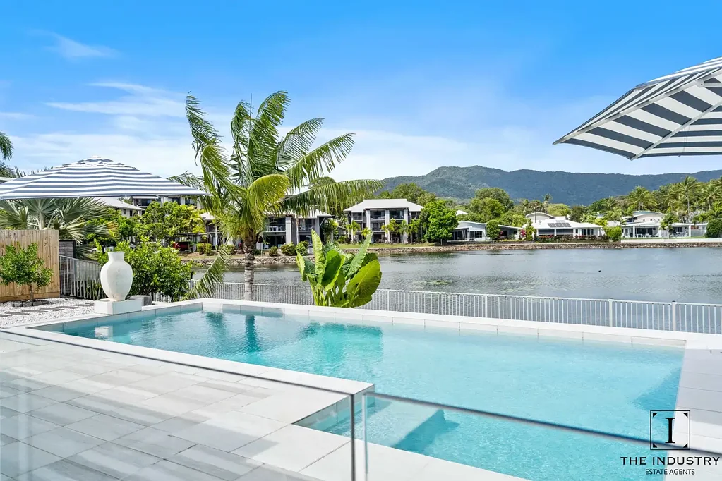 Trinity Beach 4कमरा Lagoonfront Luxury || Just One Block from the Beach || Panoramic Water & Mountain Views