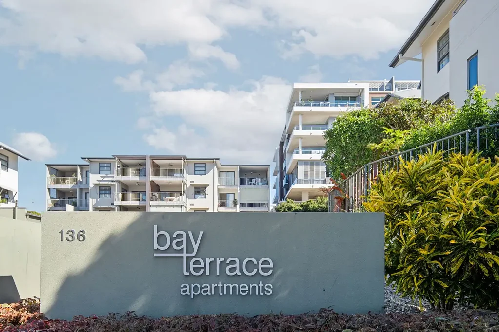Wynnum 2房 滨水区现代公寓 两卧两卫 现代厨房 私人庭院 步行生活圈 Modern Bayside Living in the Heart of Wynnum