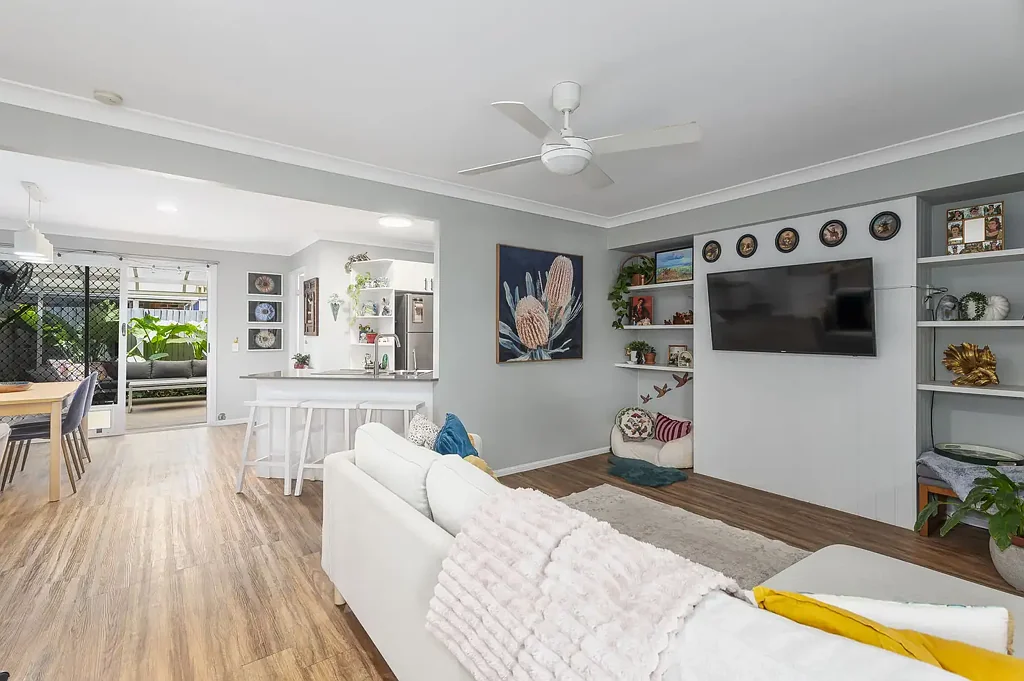 Elanora 3બેડરૂમ Boutique townhouse Living in prime location central Elanora