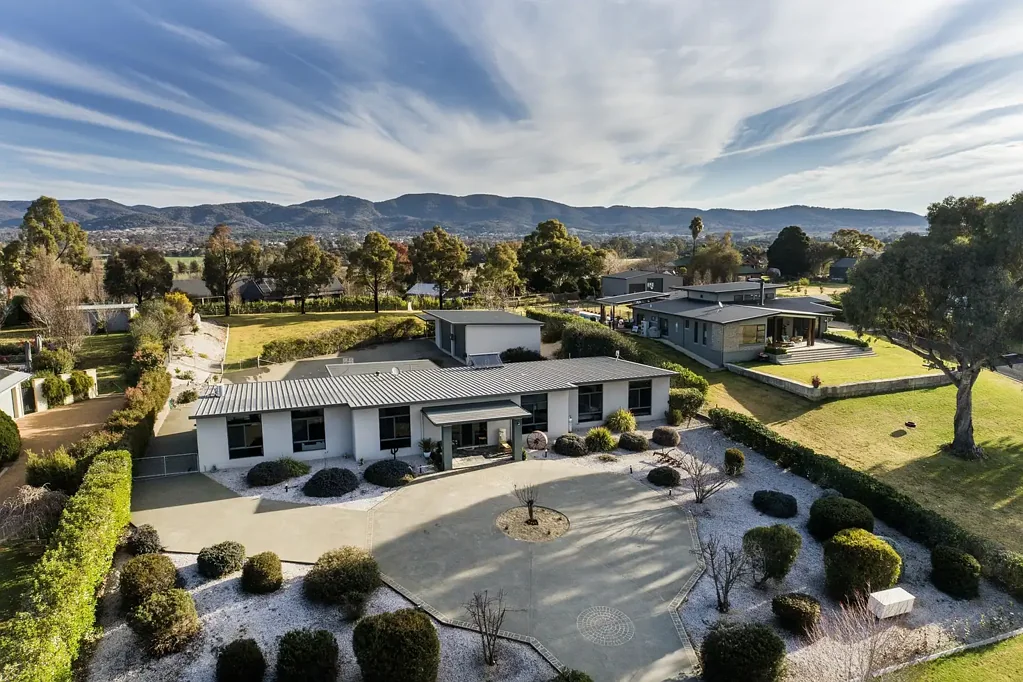 Bombira 6房  STATEMENT LIVING IN A BLUE CHIP LOCATION