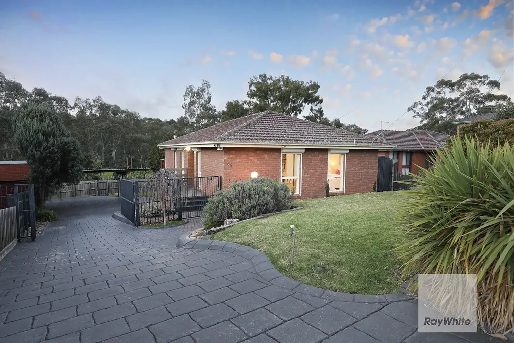 Gladstone Park 4房 带美丽公园景观的翻新四卧室家庭住宅 Updated 4-Bedroom Family Home with Beautiful Park Outlook