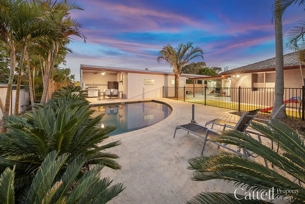 Largs 4ਬੈੱਡਰੂਮ It has the lot! Pool, Shed and Family sized home.