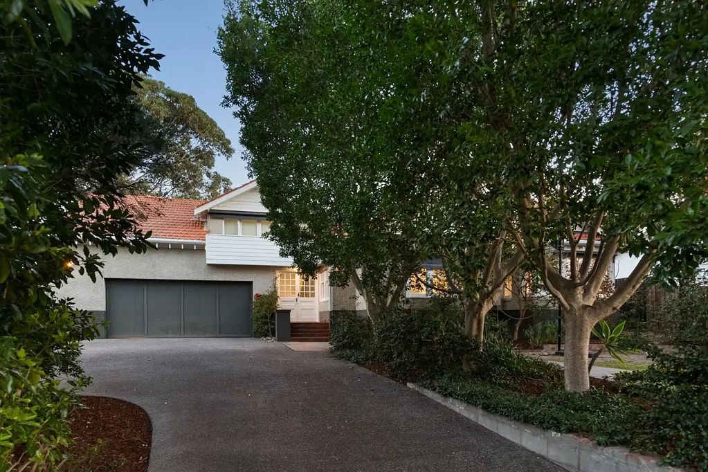 Hampton 5房 1200sqm花园环境 5卧家庭住宅 厨房大理石台面 主卧套房 天窗浴室 水岸黄金位置 Idyllic Gardens, Prized Address and Exceptional Family Living