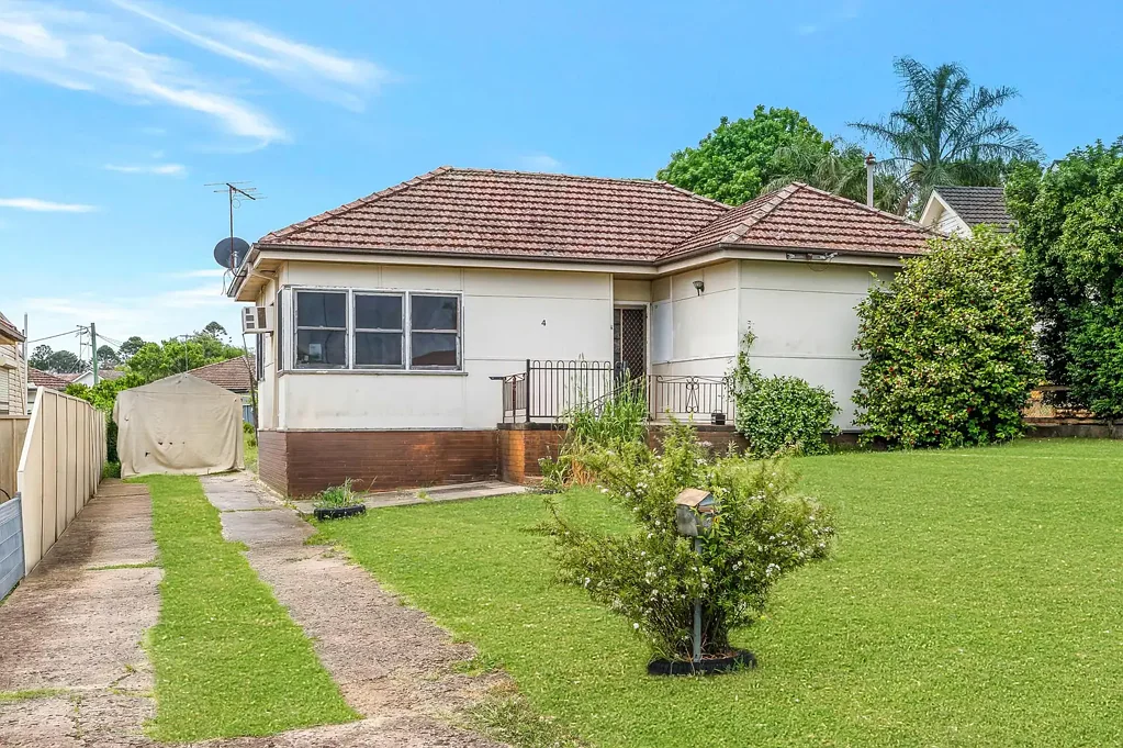 4 Meehan Place, Campbelltown, NSW 2560