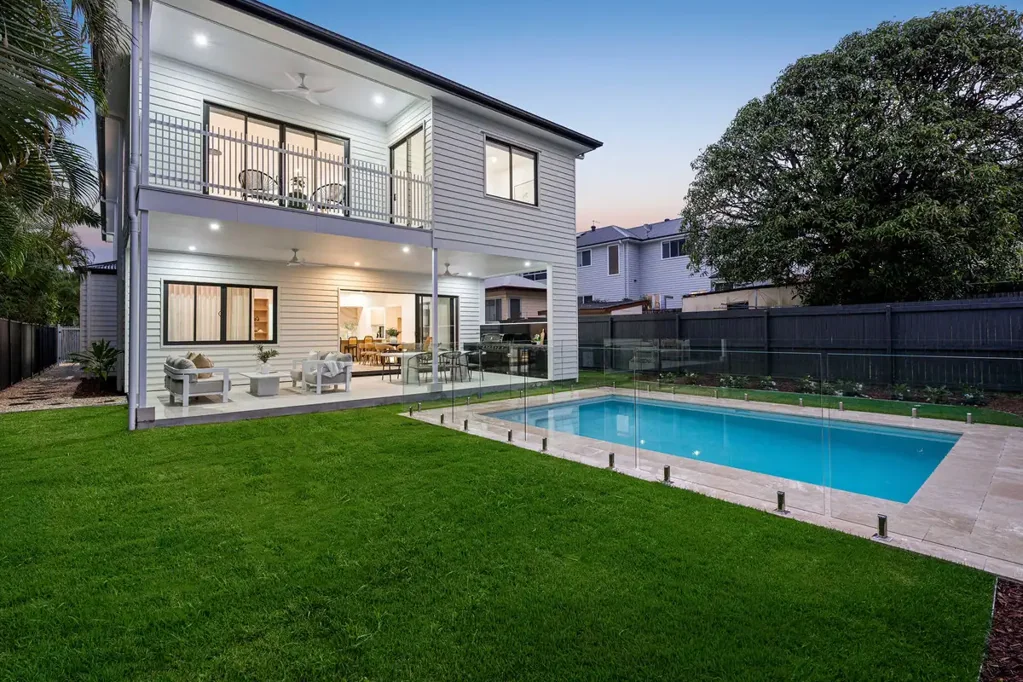 Wynnum 5 Bedroom Brand-New Luxury by the Park and Water