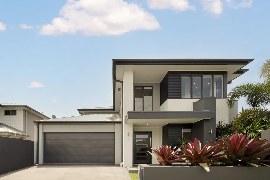 Newport 4房  独特现代设计，坐落于宁静海滨社区  EXCEPTIONAL MODERN DESIGN IN QUIET, COASTAL COMMUNITY